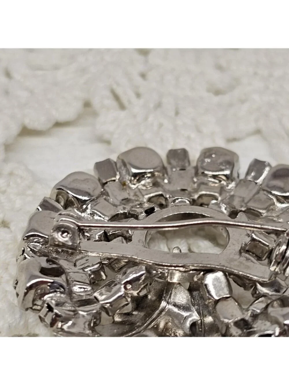 Vintage Clear Rhinestone Wreath Brooch Silver Tone Leaves Crystal Christmas Pin